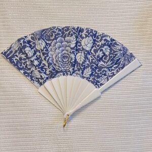 RED HOT MAMA Blue White Floral Personal Hand Fan Concert Travel Pocketbook NEW